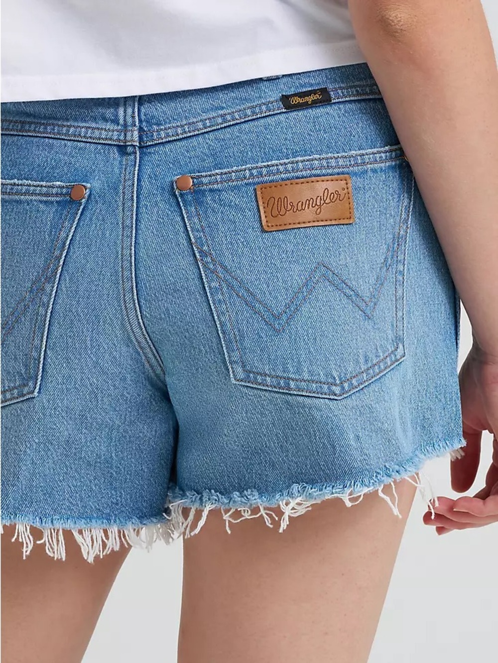 WOMEN'S WRANGLER® COWBOY SHORT - Picture 2 of 5